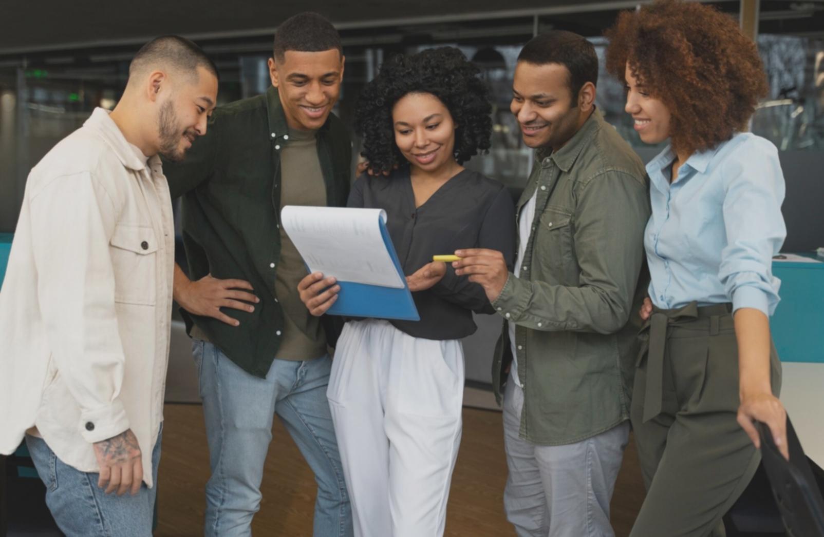 Ambiente di studio creativo con materiali di scrittura