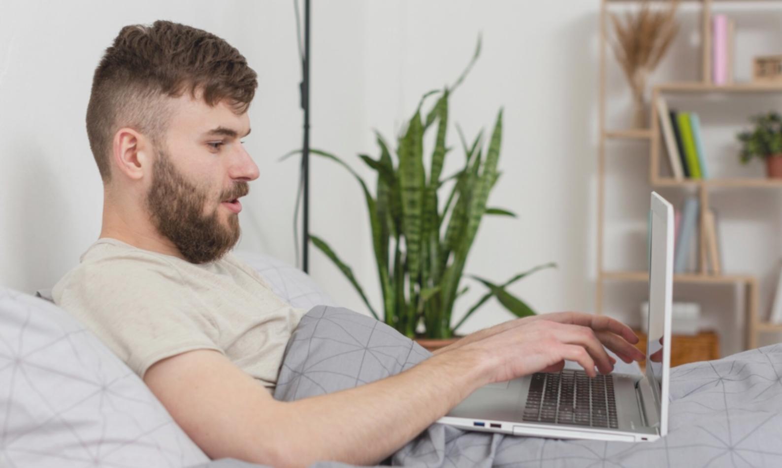 Gruppo di scrittura creativa durante una sessione collaborativa