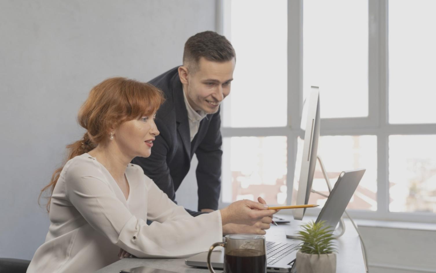 Ambiente di studio per scrittura creativa con libri e quaderni