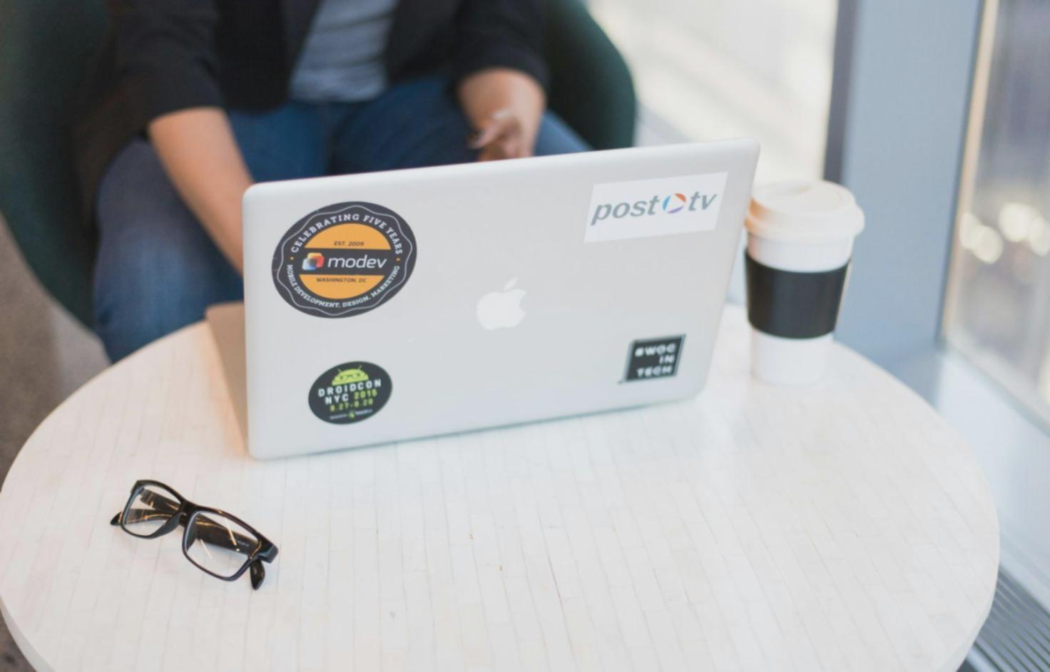 Ambiente di apprendimento creativo con materiali di scrittura