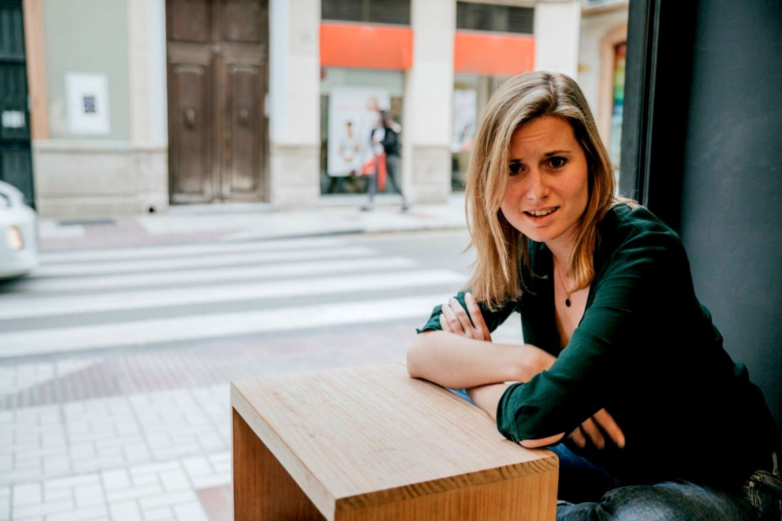 Ambiente creativo per la scrittura con materiali e ispirazione